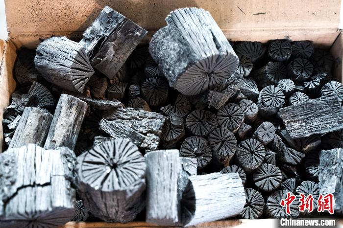 查获的走私木炭。 甬缉供图 查获的走私木炭。 甬缉供图