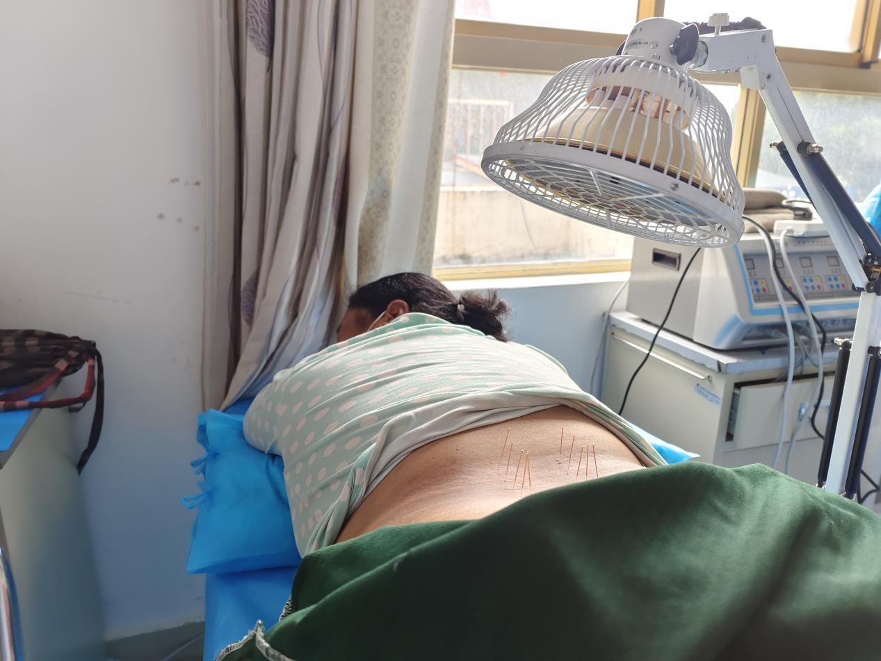 患者在亚东县人民医院康复理疗科做“五味甘露”藏药浴熏针治疗。