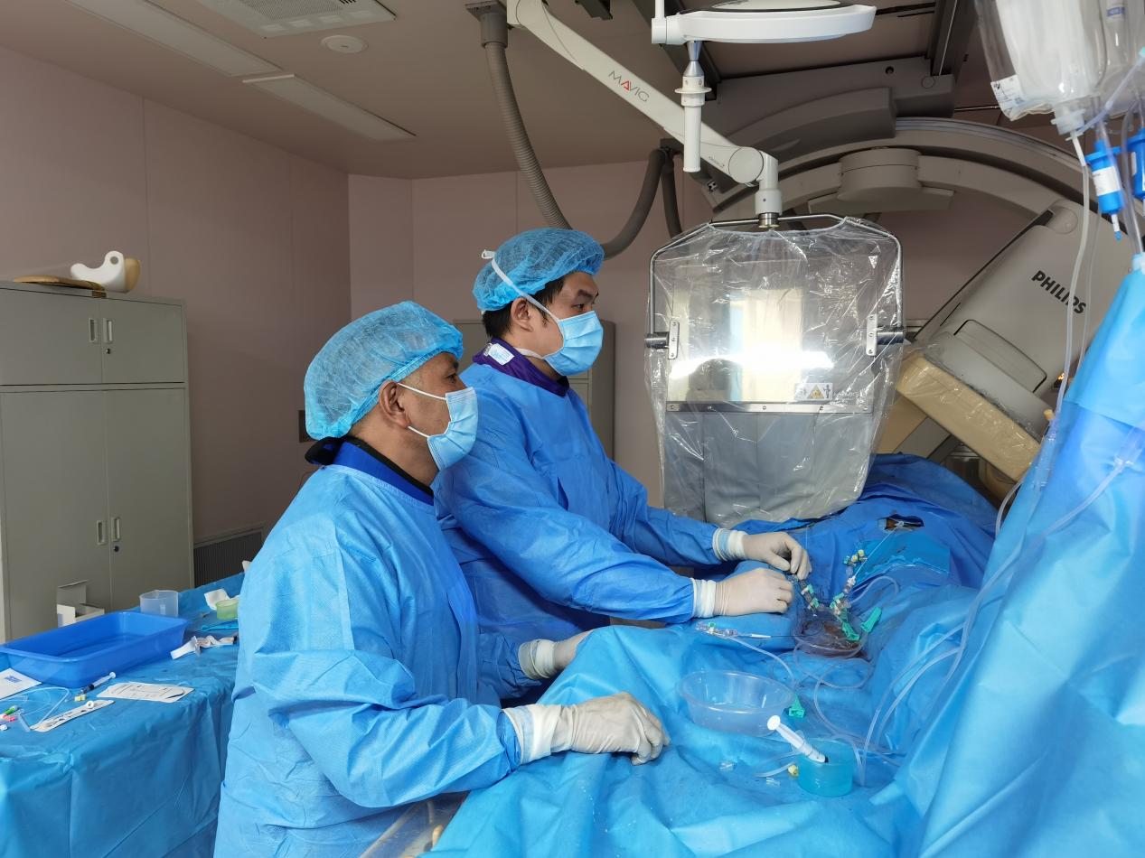 李培良（左二）和日喀则当地医生普布次仁（左一）一道做动脉瘤介入栓塞治疗手术。