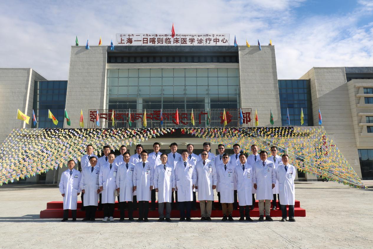 今年7月，上海市第六批医疗人才“组团式”援藏工作队全体队员合影留念。