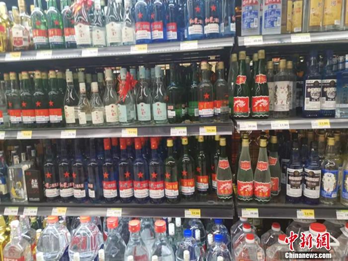 图为超市里售卖的红星二锅头。 <a target='_blank' href='http://www.chinanews.com/' >中新网</a>记者谢艺观 摄