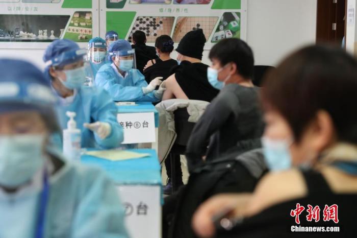 资料图：1月8日，在北京市海淀区学院路街道临时接种点内，医护人员为接种者注射疫苗。 <a target='_blank' href='http://www.chinanews.com/'><p  align=