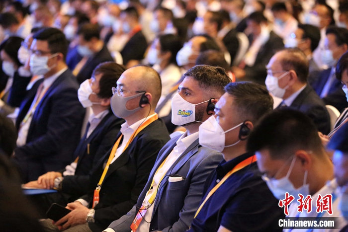 390家世界500强企业与517家行业领军企业的领导人通过“线上 线下”的方式参会。胡耀杰 摄