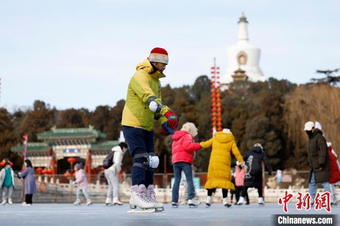 资料图。图为游客在北京北海公园冰场滑冰。　<a target='_blank' href='/'>中新社</a>记者 富田 摄