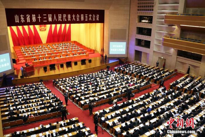2月2日上午,山东省十三届人大五次会议正式开幕。图为大会现场。 <a target='_blank' href='http://www.chinanews.com/'>中新社</a>记者 沙见龙 摄 2月2日上午,山东省十三届人大五次会议正式开幕。图为大会现场。 <a target='_blank' href='http://www.chinanews.com/'>中新社</a>记者 沙见龙 摄
