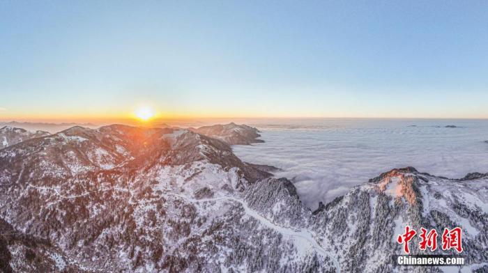湖北神农架冬日云海浩瀚磅礴。李开宇 摄 湖北神农架冬日云海浩瀚磅礴。李开宇 摄