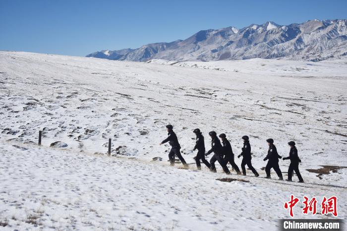图为亚热边境派出所民警在中尼边境一线踏雪对边境设施和情况进行巡逻踏查。(资料图) 西藏出入境边防检查总站供图