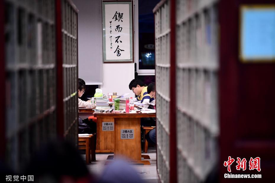 资料图：又到一年考研季，沈阳各高校图书馆一座难求。沈阳 摄 图片来源：视觉中国